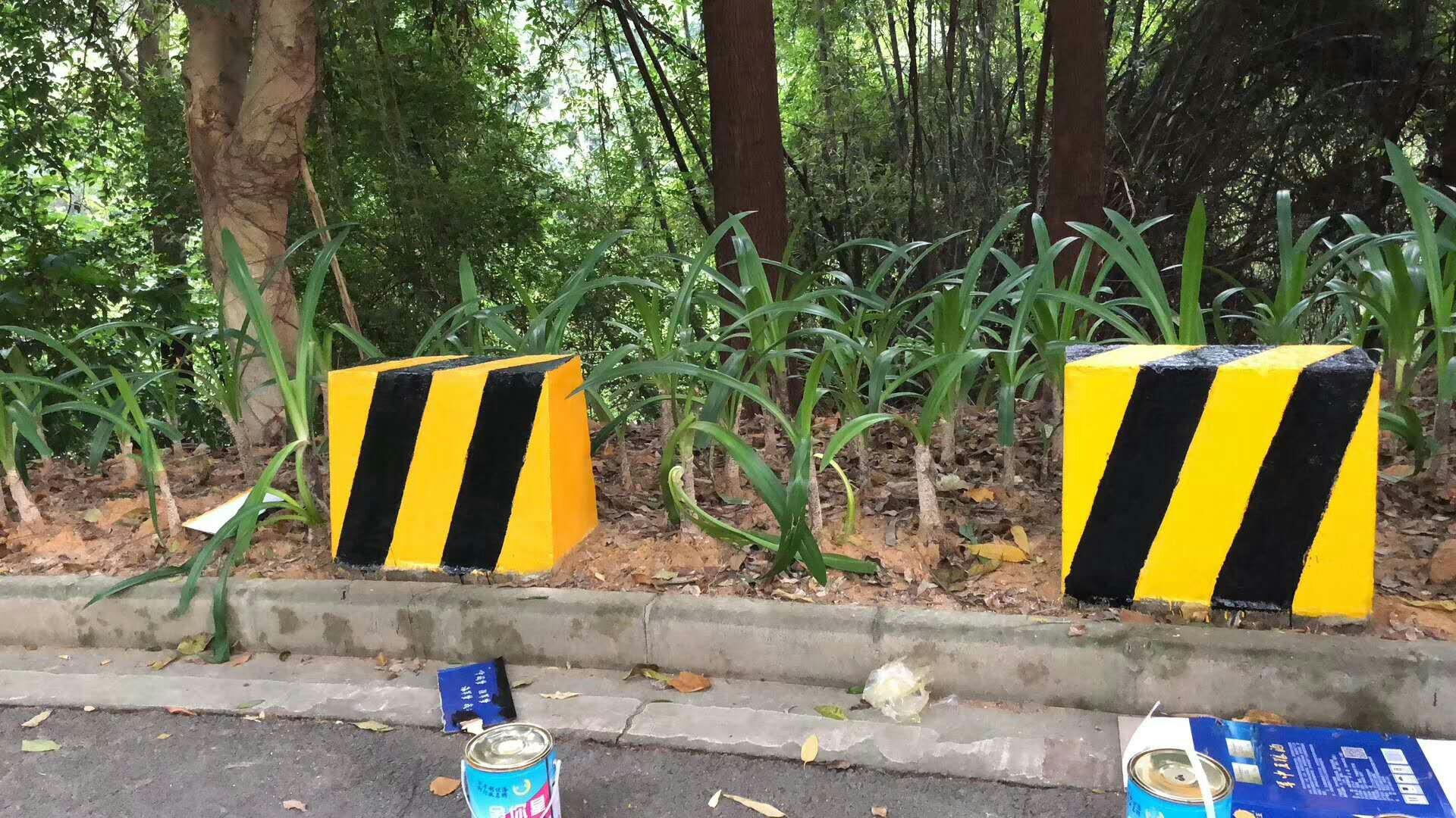 你一定没想到，公路防撞墩反光漆还可以这样的有型！