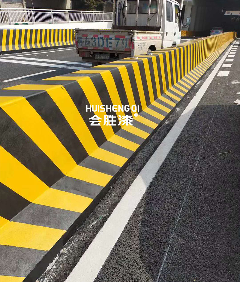 隔离墩上的会反光的黄黑色漆是什么？