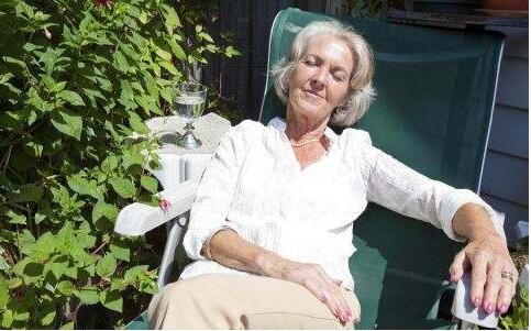 补钙能够很好预防骨质疏松，隔着玻璃晒太阳没有多大效果