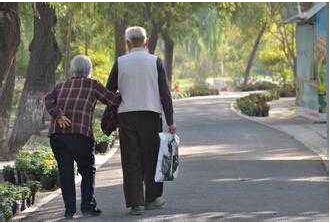 国产骨密度仪就是这么强大,弯腰驼背骨骼中的骨钙大量流失所致