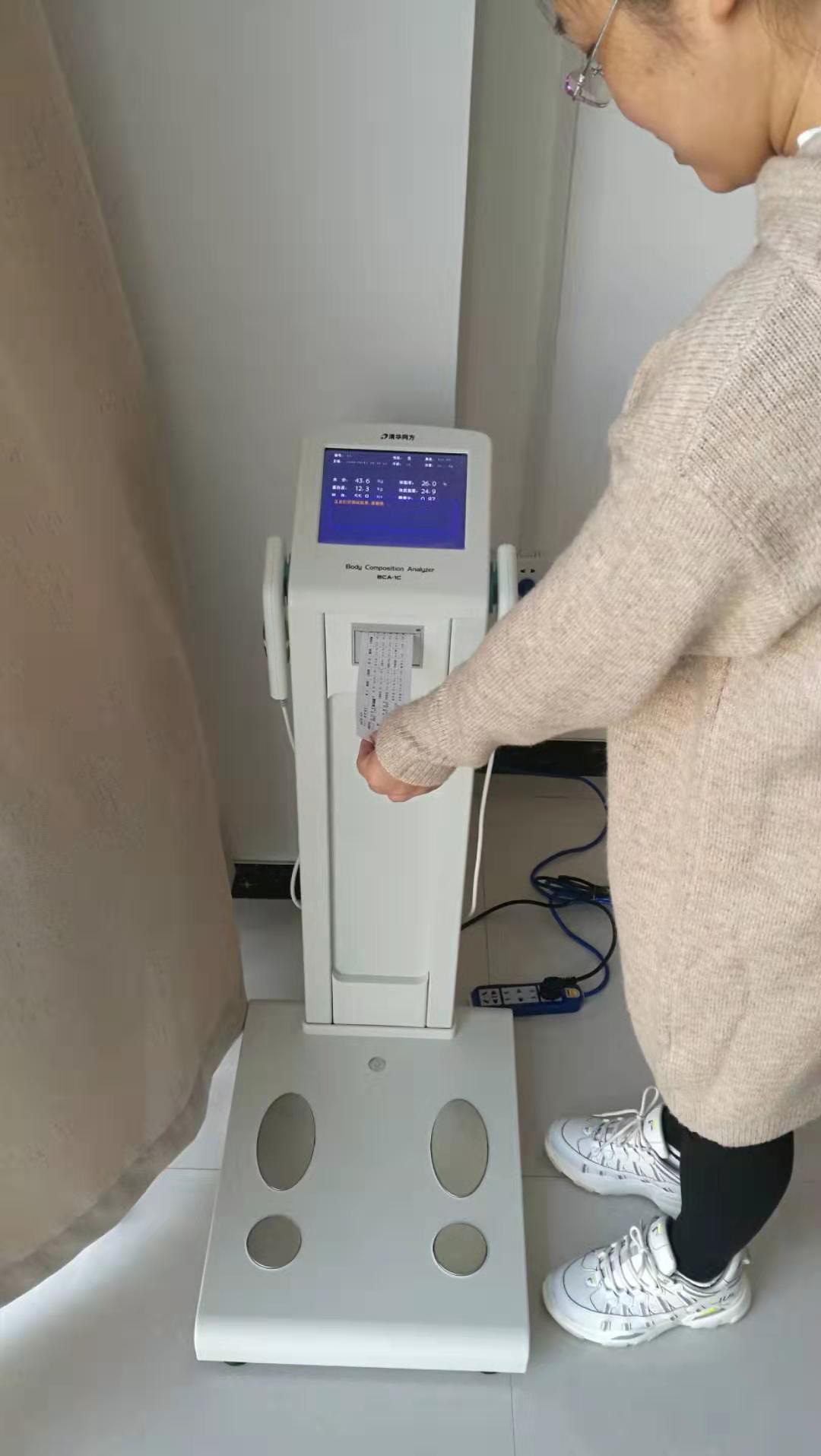 工程师走进陕西榆林易尔生医疗咨询人体成分分析仪售后维护